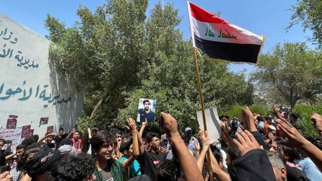 آلاف العراقيين تدفقوا على ساحات الاحتجاج في بغداد الثلاثاء 25 آيار/مايو