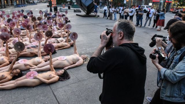 Instalación de arte de Spencer Tunick en Nueva York, 2019.