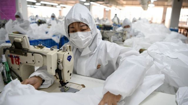 Trabajadora china en fábrica.
