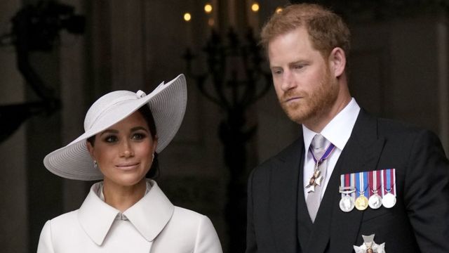 O Duque e a Duquesa de Sussex deixando o Serviço Nacional de Ação de Graças na Catedral de São Paulo, em Londres