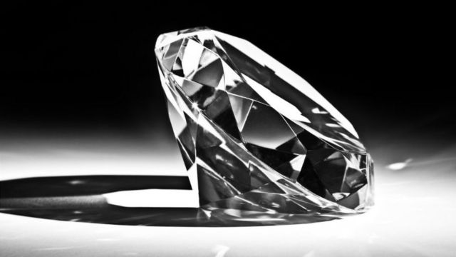 Đánh giá nhà thẩm định kim cương là một tuyệt tác của nghệ thuật. Nếu bạn muốn tìm hiểu về lĩnh vực này, hãy xem video đánh giá cùng với các hình ảnh đẹp tuyệt vời. Bạn sẽ hiểu và cảm nhận hơn về giá trị của những viên đá quý này.
