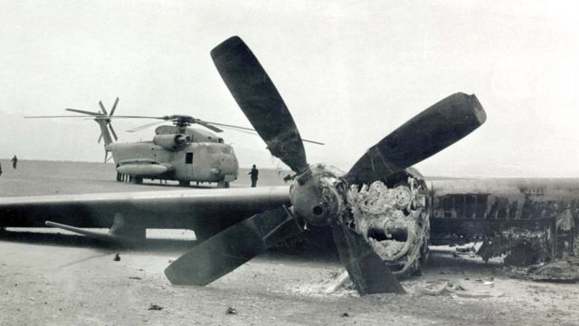 Остов американского самолета недалеко от Табаса после провала операции
