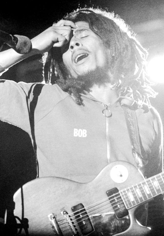 Bob Marley se produit au West Coast Rock Show au Ninian Park de Cardiff, au Pays de Galles, en 1976.