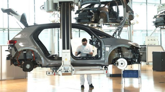 Um trabalhador monta o interior de um carro elétrico Volkswagen ID.3 na linha de montagem da unidade de produção "Gläserne Manufaktur" ("Glass Manufactory"), em Dresden, Alemanha.