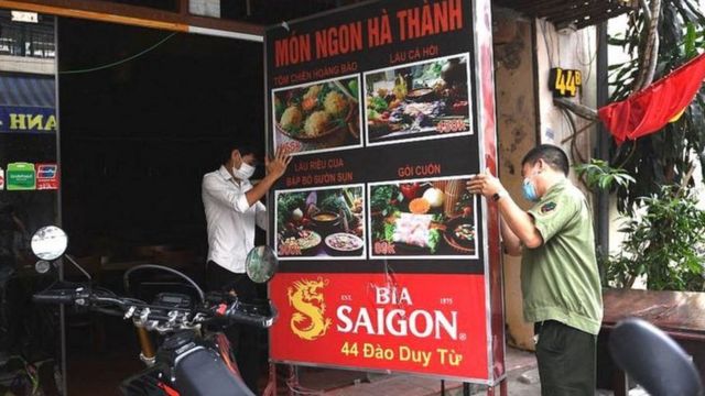 Người dân chấp hành lệnh gia hạn đóng tạm thời các cửa hàng ăn uống và một số dịch vụ khác tại Hà Nội vừa được giới chức thành phố ban hành vào cuối tháng Năm 2021