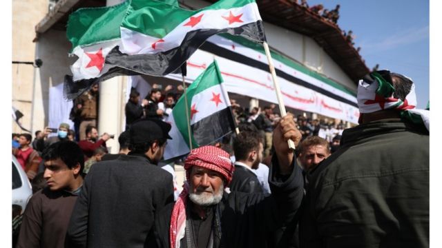 سوريون في إدلب يحيون الذكرى العاشرة للانتفاضة الشعبية (أرشيف)