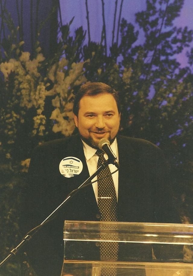 Авигдор Либерман на учредительном съезде НДИ, 1999 год