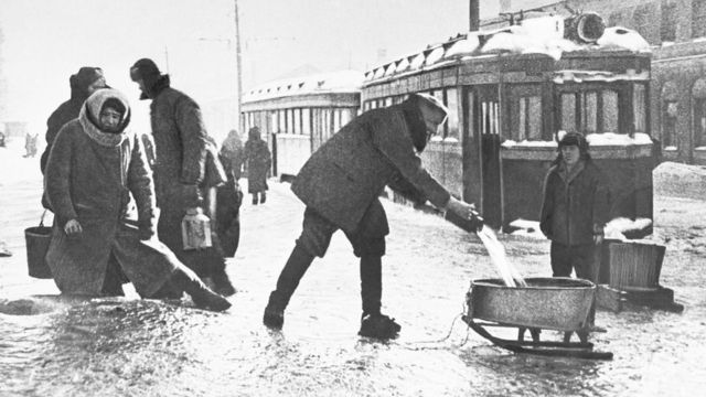 Ленинградцы носят ведрами питьевую воду (зима 1941 года)