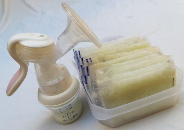 Bomba de sucção perto de sachês com leite congelado