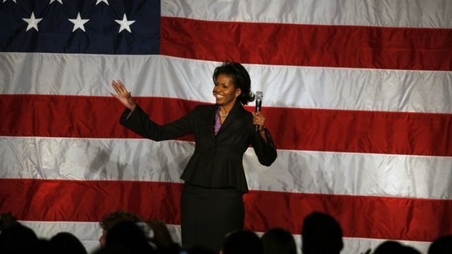 Michelle Obama dando un discurso.