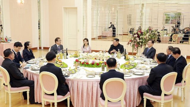 지난 3월 5일 특사단은 김정은 위원장 부부와 만찬을 가졌다