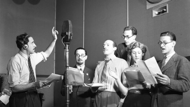 Ángel Ara, productor de la histórica primera versión radiofónica de Don Quijote, dirigiendo a colegas en una obra de radioteatro.