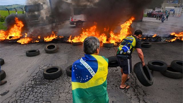 Protestos colocam fogo em estrada