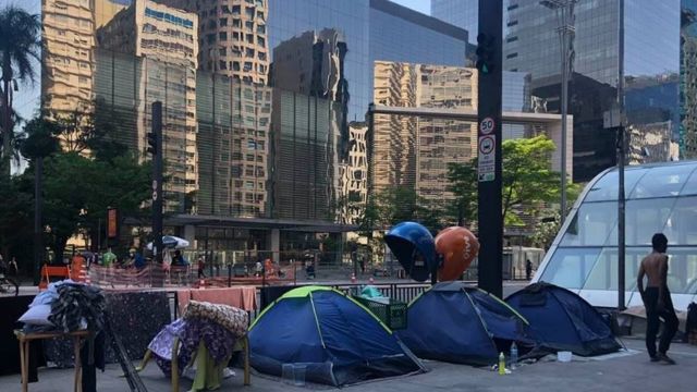 Barracas de camping usadas por pessoas em situação de rua na Avenida Paulista