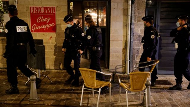La police patrouille dans les rues de Lille