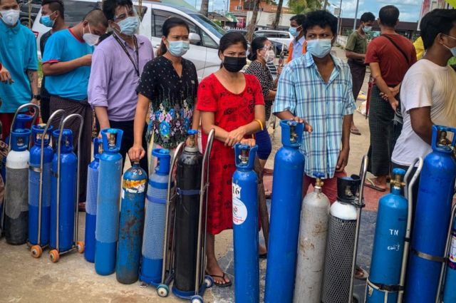 Очередь за кислородом в Мьянме