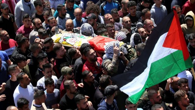 مشيعون فلسطينيون يحملون جثمان الفلسطيني قصي الحمامرة خلال جنازته في بلدة حوسان بالضفة الغربية بالقرب من بيت لحم (14 أبريل 2022)