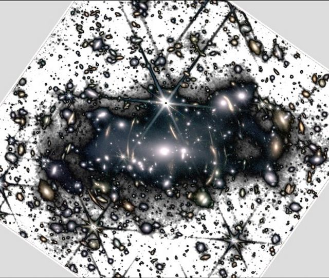 Luz intracumular (en blanco y negro) del cúmulo SMACS-J0723.3-7327 en una imagen del telescopio espacial James Webb