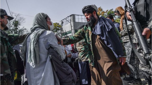Membros do Talibã impedem mulheres que protestam pelos direitos das mulheres em Cabul em 21 de outubro de 2021.