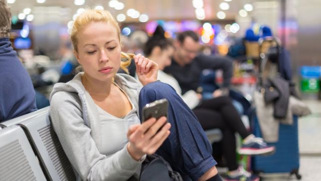 Chica utilizando internet en un aeropuerto