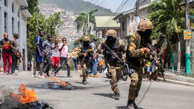مواطنون يشاركون في احتجاج بالقرب من مركز شرطة بعد مقتل الرئيس الهايتي جوفينيل مويس في 8 يوليو/تموز 2021