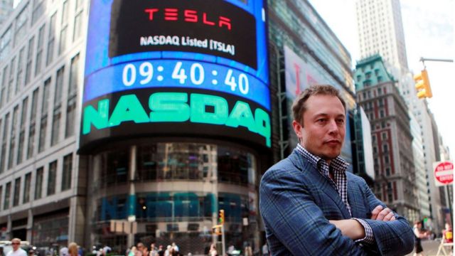 Elon Musk frente a la bolsa Nasdaq en Nueva York en 2010.
