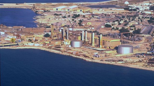 Fotografia colorida mostra uma vita aérea de uma refinaria de gás natural em North Field, no Catar