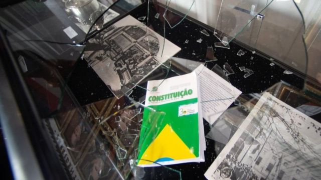 Itens do Museu do Senado em Brasília que foram destruído por vândalos após invasão no domingo