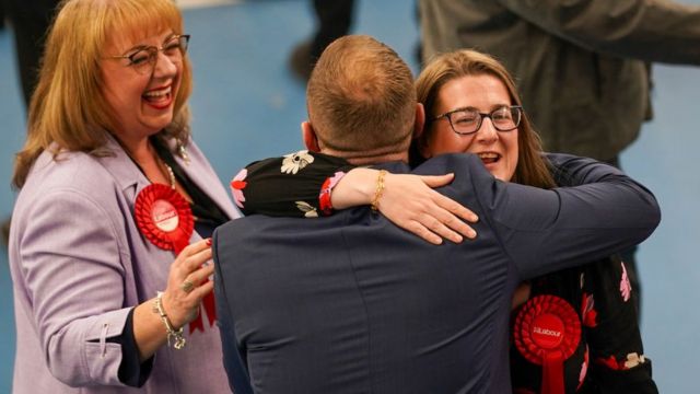 Sunderland'de İşçi Partisi adayları ilk sonuçları kutluyor.