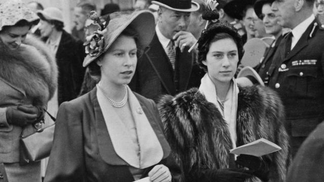 英国女王一生都很喜欢马，经常参加赛马会。这是1950年女王和妹妹玛格丽特公主参加著名的爱普生赛马大赛（Derby at Epsom）(photo:BBC)