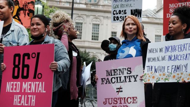 Manifestantes en contra del pabellón de mujeres de la cárcel Rikers en Nueva York.