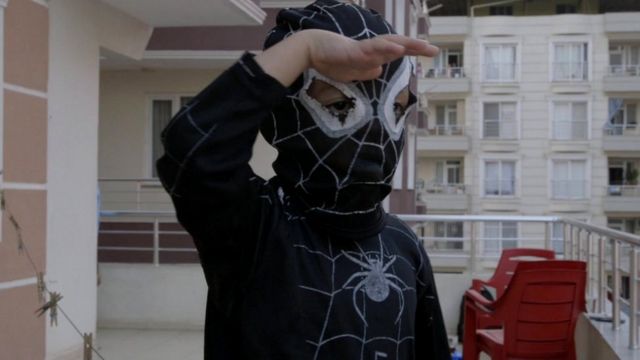 طفل سوري يرتدي زي الرجل العنكبوت.