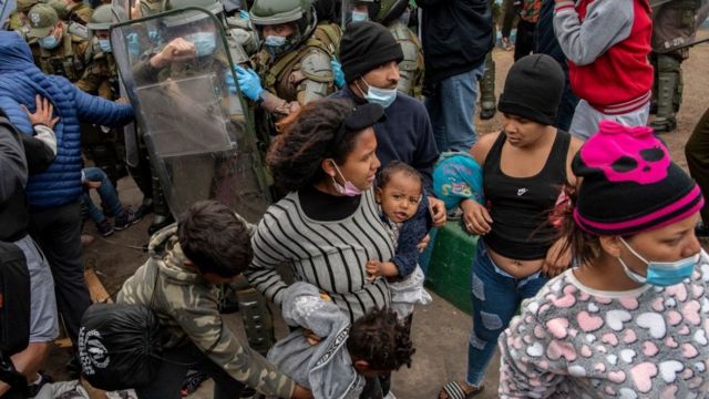 Antes de la marcha del sábado, varios migrantes que estaban viviendo en carpas en una plaza en el centro de la ciudad de Iquique habían sido desalojados por la policía.