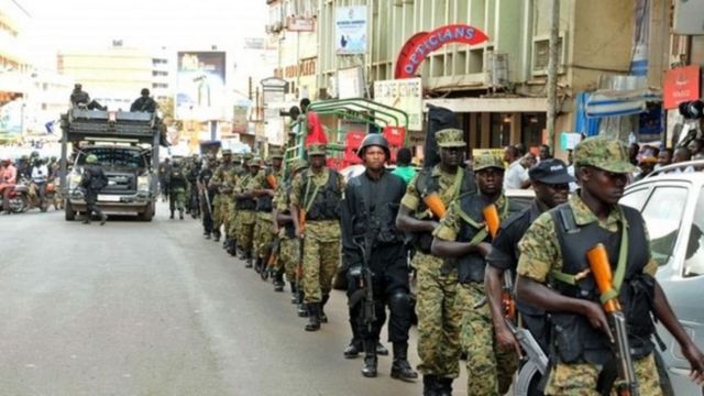 kufuatia shambulio la 2014 nchini Uganda wanajeshi na Polisi walipiga doria katikati ya mji