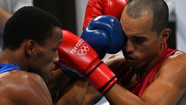 Eldric Sella, a la derecha, durante su combate olímpico.