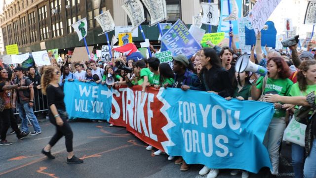 Jóvenes participan de protestas contra el cambio climático en Nueva York.