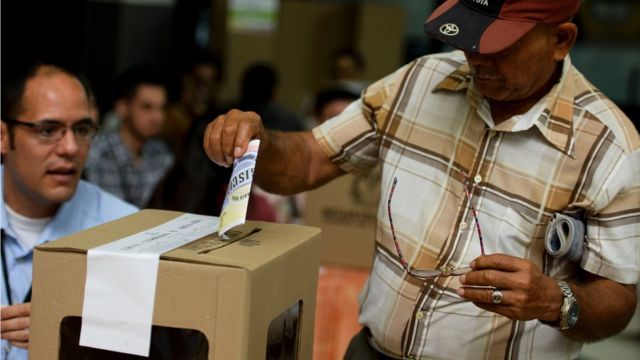 Votante en deja su sufragio en Bogotá