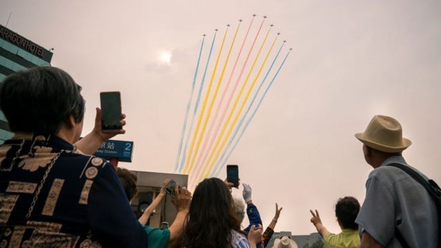 People near the Beijing Railway Station looked up to watch the flight echelon performance.