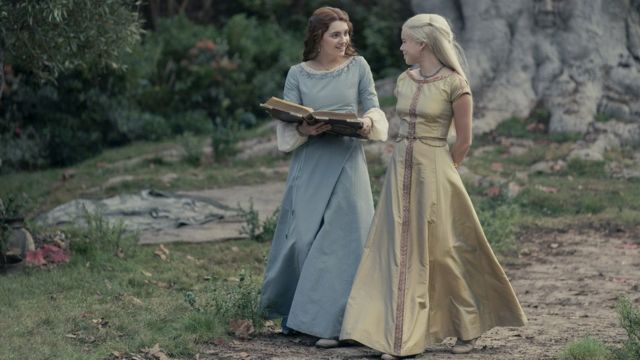 Emily Carey como la joven Alicent Hightower y Milly Alcock como la joven Rhaenyra Targaryen.