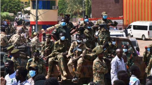 جنود سودانيون يحمون أحد المستشفيات العسكرية