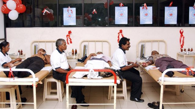 Sri Lankan people donate blood 14 June 2006 at the National Blood Transfusion Centre in Colombo. The centre organised a special blood donation campaign to coincide with the World Blood Donor Day.
