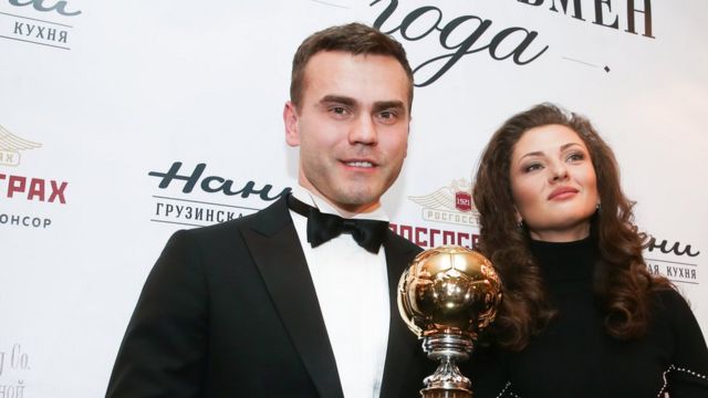 Игорь Акинфеев с женой получает награду "Футбольный джентльмен года"