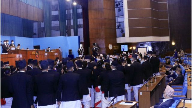 प्रतिनिधिसभामा नाराबाजी गर्दै एमाले सांसदहरू