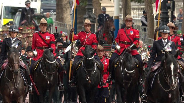 Miembros de la caballería montada de Canadá son parte del cortejo tras la ceremonia celebrada en la Abadía de Westminster.