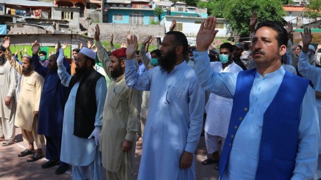 कश्मीर रियाज़ नाइकू के जनाज़े में शामिल लोग