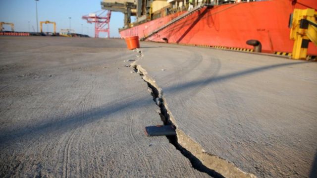 Uma rachadura no píer de Pohang revela a força do terremoto de novembro de 2017, que feriu mais de 100 pessoas