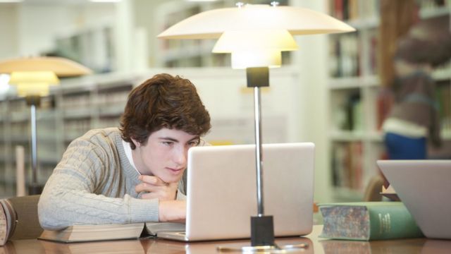 Un joven en una biblioteca