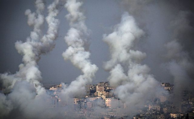 Дым от ракет, выпущенных из Сектора Газа в сторону Израиля