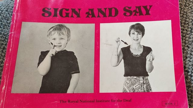 Copertina del libro RNID Sign and Say risalente al 1984