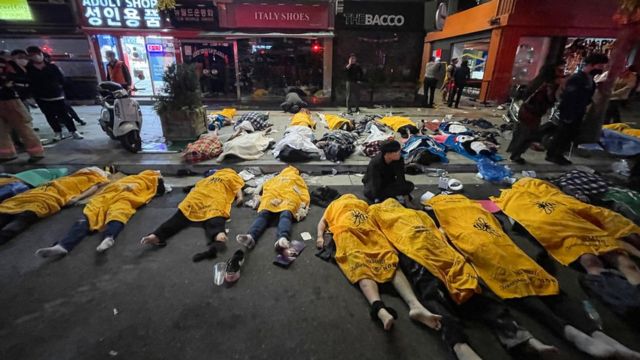 Cadáveres en la calle esperando a ser retirados por las autoridades